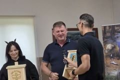 Wójt Gminy Bartniczka i Przewodnicząca KGW otrzymali pamiątkowe budki dla nietoperzy