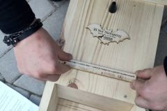 Budka dla nietoperzy z pamiątkową plakietką