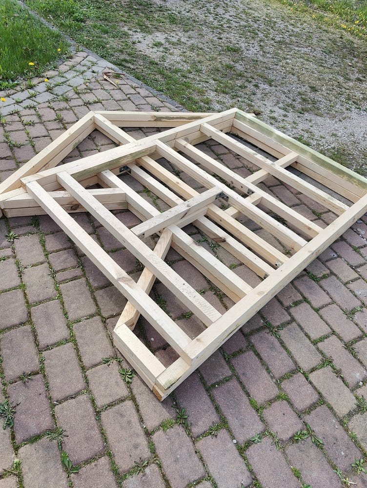 budowa kurnika - drewniane ramy ścian kurnika